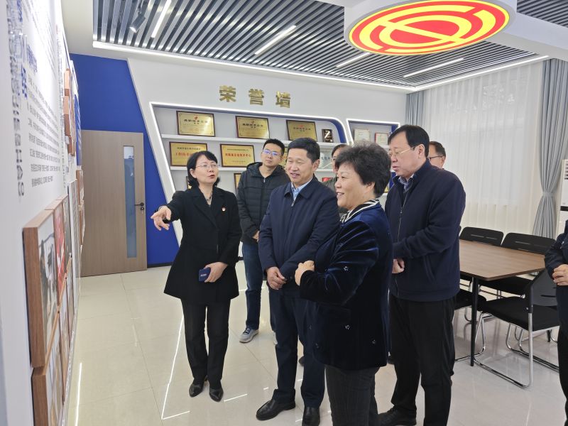 大鸡巴操小孩屄视频在线观看2025年05月09日上午 安阳市人大常委会副主任、市总工会党组书记、主席夏军一行莅临华阳电磁铁参观调研；对公司2023年全国五一劳动奖章获得者汪利娜慰问，并听取劳模工作室相关情况汇报